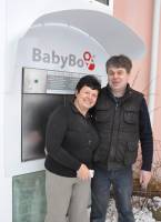 Jarka Kotalíková, ředitelka G-centra, a Zdeněk Juřica, ředitel technického úseku babyboxů, se radují u namontované bedýnky. Jarka Kotalíková, ředitelka G-centra, a Zdeněk Juřica, ředitel technického úseku babyboxů, se radují u namontované bedýnky.